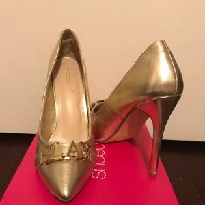 Metallic gold Still light out a slip on heels